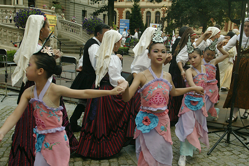 HonWa Folk Dance Troupe in Lodz 02