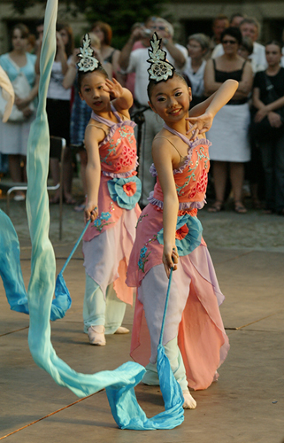HonWa Folk Dance Troupe in Lodz 09