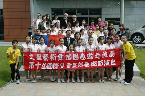 Winning Dance Troupe posed with the Representative