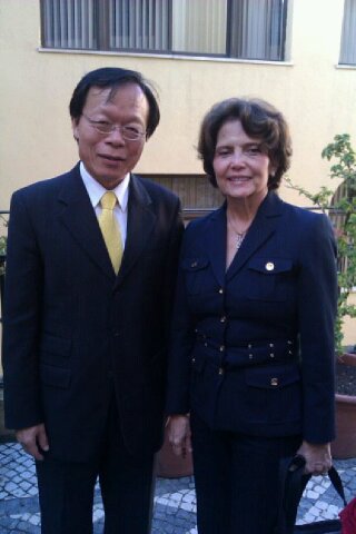 駐葡萄牙代表處何代表本(10)月15日應邀出席里斯本自治大學舉辦之「拉丁美洲、中國大陸及新國際秩序」研討會及gl午宴。