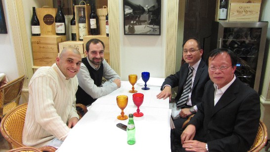 駐葡萄牙代表處何代表本(11)月12日晚間7時30分與葡國獲我教育部華語文獎學金學生Francisco Maia及Pedro Castro行前座談餐敘。在台華語文教學中心近期陸續開學，獲我華語文獎學金之學生本月亦將前往台灣研習中文，為協助兩人順利適應在台生活，何代表特邀兩人行前座談。何代表除提醒在台生活重要注意事項外，並勉兩人努力研習中文，瞭解中華文化，有助於眼界的開闊及未來的發展。