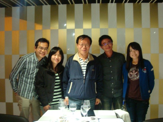 何代表10月27日專程自里斯本赴葡國第二大城波多市探視我於該市波多大學之留學生，瞭解渠等生活狀況及就學情形。