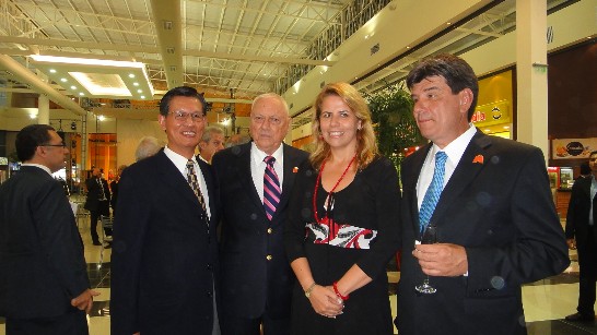 Inauguracion del Shopping Mariano, foto del propietario Don Aldo Zuccolillo, la Ministra de Turismo Sra. Liz Cramer y el Ministro Efrain Alegre