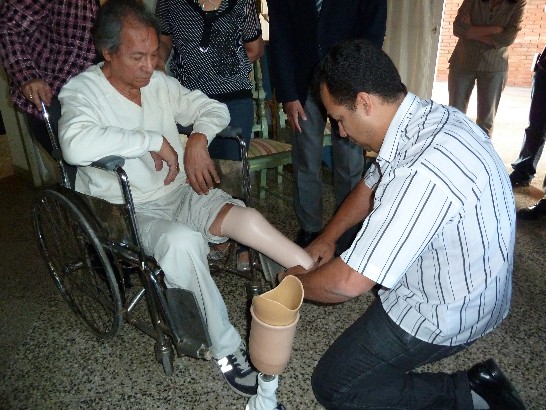 Entrega de protesis al cantante ALberto de Luque, en su residencia