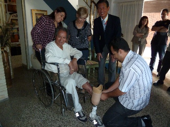 Entrega de protesis al Sr. Alberto de Luque en su residencia