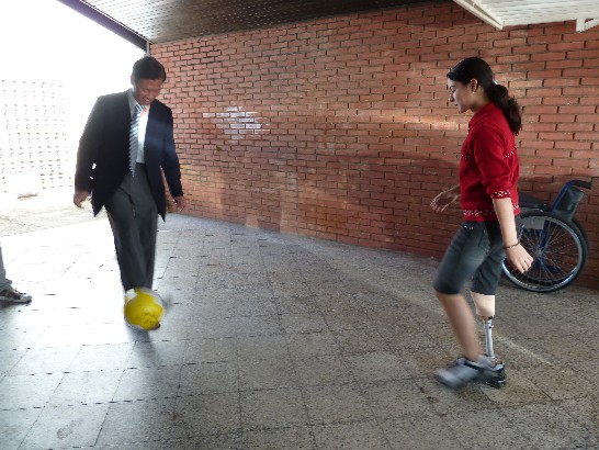 El Embajador con una joven que recibio protesis en la casa de Alberto de Luque