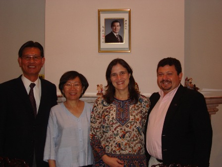 En la residencia del Embajador de Taiwan se ofrecio un cena en honor a la Vice Ministra de Educacion Diana Serafini y su esposo