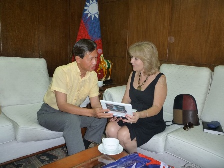 Entrevista del Embajador Lien-sheng Huang y la Sra Ana Maria Hernandez, de la Asociación Hay Un Niño En Tu Camino