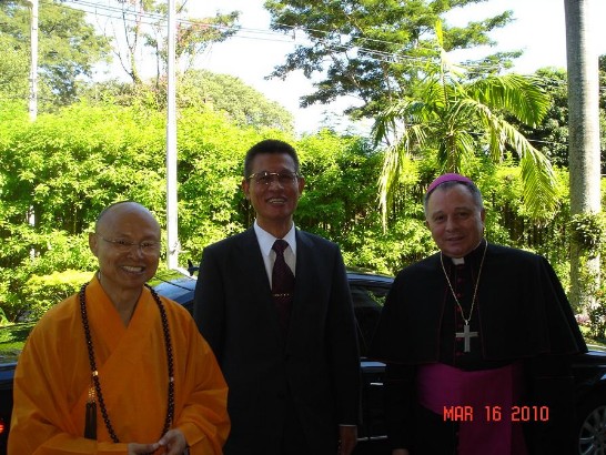 El ex abad del Monasterio Fo GUang Shan, Maestro Hsin Ting, con el Embajador Lien-sheng Huang y el Nuncio Monsenor Eliseo Ariotti, posan en la entrada de la Nunciatura
