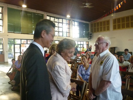 El Embajador de la Rca. de China (Taiwan) S.E Lien-sheng Huang y la Primera Dama Mercedes Lugo de Maidana, saludan al Dr. Peter Gibert, Director del Suplemento Rural del Diario ABC Color. Fue durante la charla de la Huerta Escolar en el Colegio Chiang Kai shek