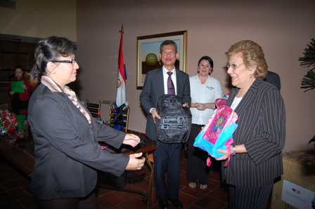 Entrega de kits escolares para niños y niñas de dos escuelas rurales del interior con la Primera Dama de la Nación Mercedes Lugo de Maidana