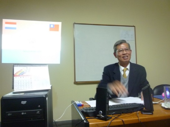 2010.05.El Embajador invitado a dar un discurso en la Escuela de Diplomacia en Asuncion