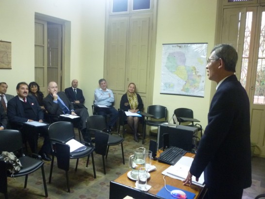 2010.05.20 El Embajador  invitado a dar un discurso en la Escuela de Diplomacia en Asuncion