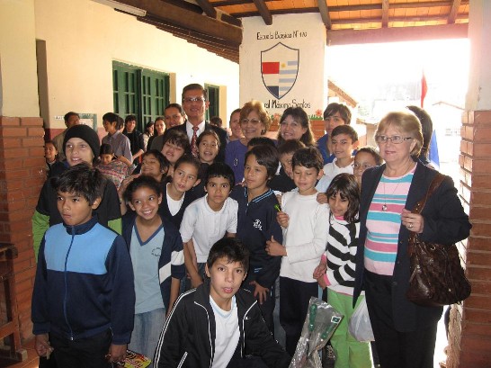 2010.06.15 El Embajador Lien-sheng Huang y la Primera Dama visitan varias huertas escolares