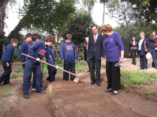 2010.06.15 El Embajador Lien-sheng Huang y la Primera Dama visitan varias huertas escolares