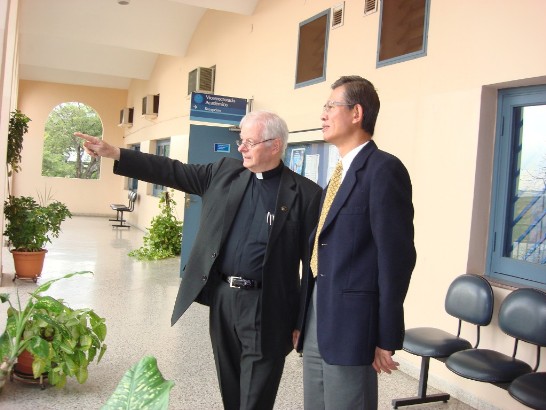 2010.02.16 El Embajador Lien-sheng Huang y el Rector de la Universidad Catolica de Asuncion en la Universidad, recorren el lugar
