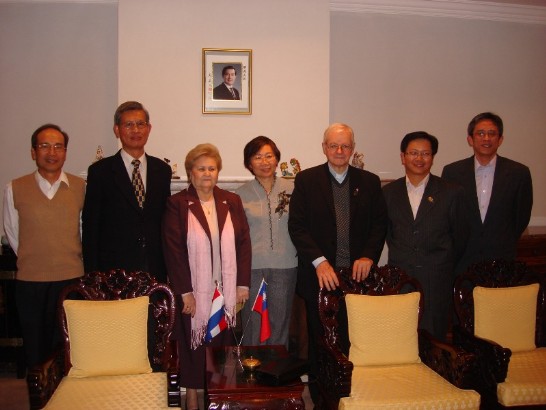 2010.05.27 El Embajador invita al Rector de la Univ. Catolica de Asuncion Dr.Michel Gibaud y la la Vice Rectora Academica Dra. Carmen Quintana a una cena