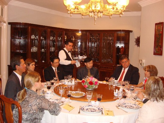 2010.06.17 Embajador Lien-sheng Huang ofrece almuerzo a la Sra Margarita Morselli Secretaria Ejecutiva de la Comision Bicentenario