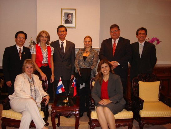 2010.06.17Embajador Lien-sheng Huang ofrece almuerzo a la Sra Margarita Morselli Secretaria Ejecutiva de la Comision Bicentenario