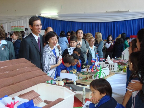 2010.06.25Embajador Lien-sheng Huang y Sra Cristina participan de la Feria de libros en el Colegio Chiang Kai Shek