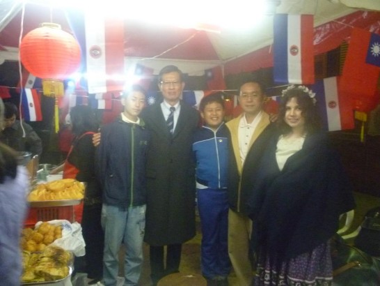 El Embajador Lien-sheng Huang visita el stand de inmigrantes de Ucrania