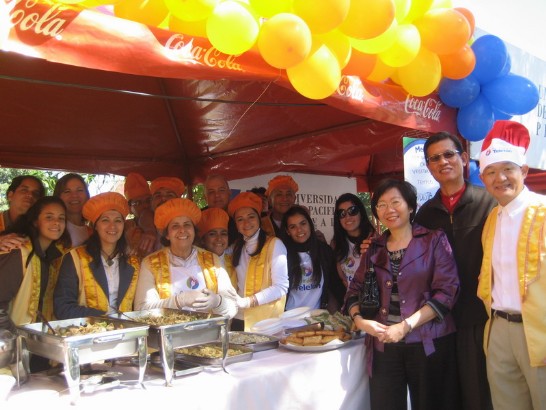 Embajador Lien-sheng Huang y Sra. visitan el stand en TELETON del templo Fo Guan Shan