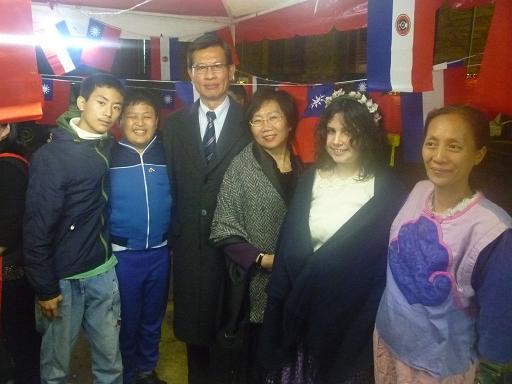 Embajador Lien-Sheng Huang y Sra. visitan stand de inmigrantes de Taiwan