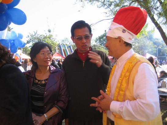 Embajador Lien-sheng Huang y Sra. visitan el stand en TELETON del templo Fo Guan Shan