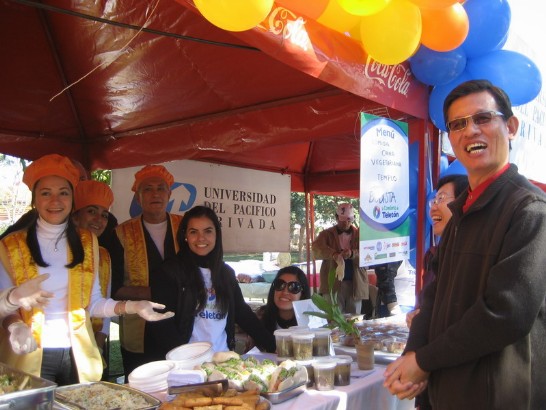Embajador Lien-sheng Huang y Sra. visitan el stand en TELETON del templo Fo Guan Shan.