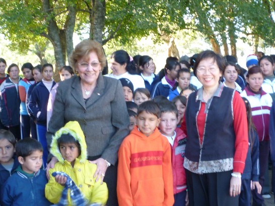 2010.06.07  La Primera Dama Sra. Mercedes Lugo de Maidana  y la Sra. Cristina de Huang visitan a escolares del Chaco