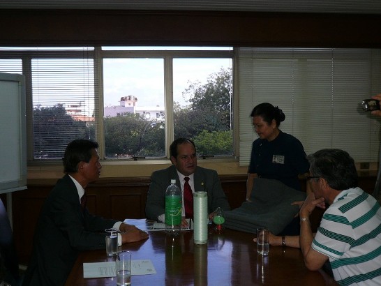2011.01.12 El Intendente de Asuncion, Arnaldo Samaniego se reune con el Embajador Lien-sheng Huang y comitiva en su despacho