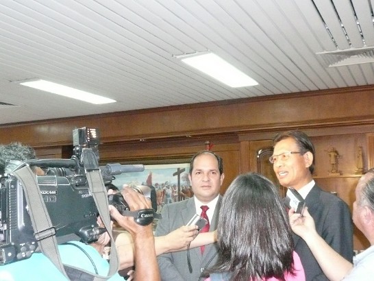 2011.01.12 El Embajador Lien-sheng Huang es entrevistado en la Municipalidad de Asuncion, durante su visita al Intendente Arnaldo Samaniego