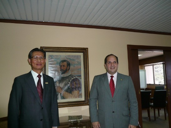 2011.01.12 El Embajador Lien-sheng Huang durante su visita al Intendente Arnaldo Samaniego