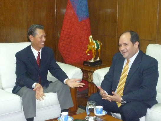 2011.02.10 El Embajador Lien-sheng Huang se reune con el Intendente de Asuncion, Arnando Samaniego