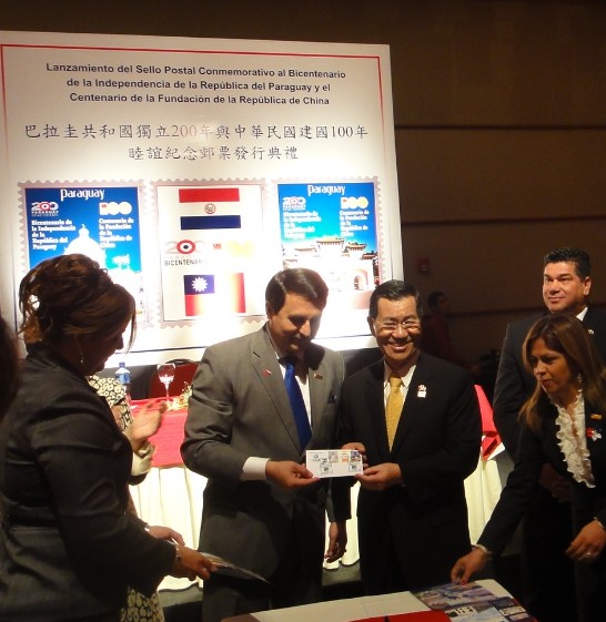 2011.05.15 El Vicepresidente de la Republica de China y su homologo del Paraguay,Sr.Su Excelencia Vincent Siew y Su xcelencia Dr. Federico Franco, respectivamente, muestran el Sobre primer dia, en el acto de lanzamiento de estampillas conmemorativas al Centenario de la Republica de China