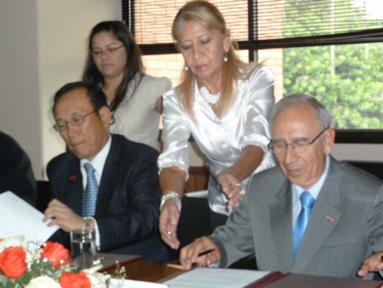 Firma del Acta de ”Programa Apoyo al Plan Nacional de Exportación” de Sr. Emabajador Der-li Liu y Ministro de Industria y Comercio, Sr, Francisco Rivas