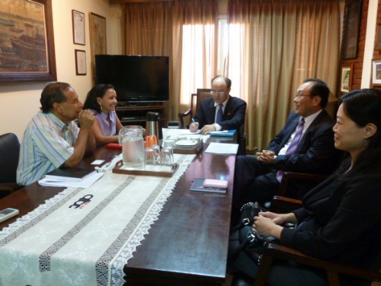 Visita de cortesía de Sr. Embajador Liu con Jefe de Redacción Sr. Juan Guato de ABC Color