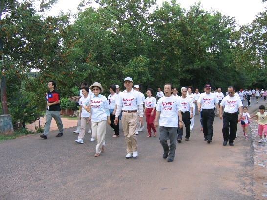 Los residentes de Taiwán en Asunción organizan una marcha al Cerro Lambare para expresar su apoyo al ingreso de Taiwán a la Organización Mundial de la Salud.