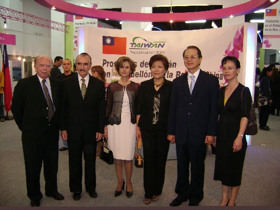 Su Excelencia el Sr. David Hu y Sra. Hu, con invitados especiales, durante el brindis de apertura del Pabellón en la Expo de Mariano Roque Alonzo.
