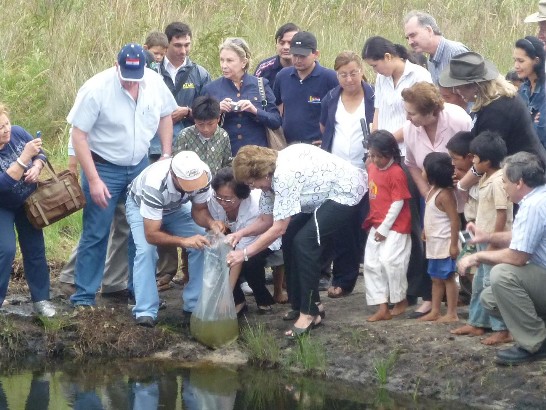 2010.10.21 黃大使夫人與第一夫人放養魚苗
