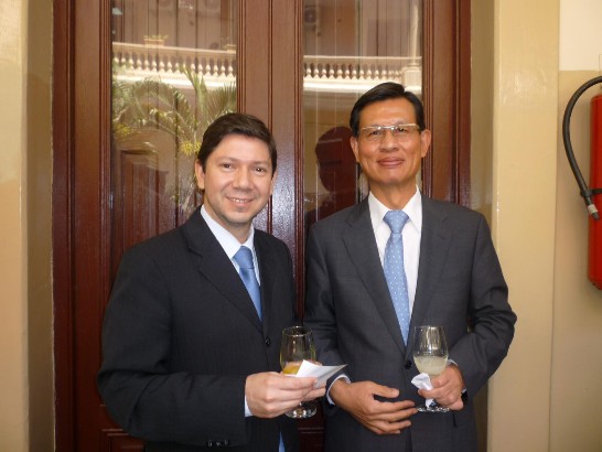2010.09.30 黃大使與Elvio Segovia次長合影