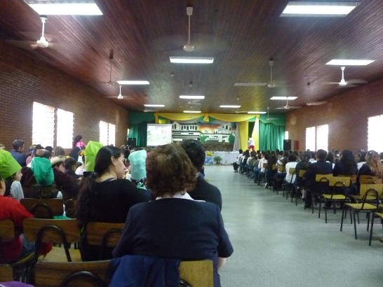 2010.10.22 黃大使聯昇夫人與巴拉圭第一夫人視察校園菜圃成果