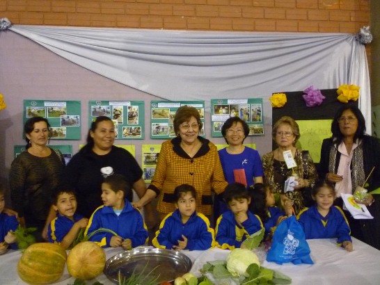 2010.10.22 黃大使聯昇夫人與巴拉圭第一夫人視察校園菜圃成果