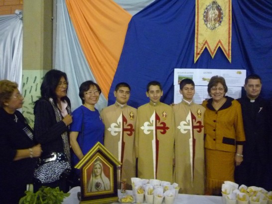 2010.10.22 黃大使聯昇夫人與巴拉圭第一夫人視察校園菜圃成果