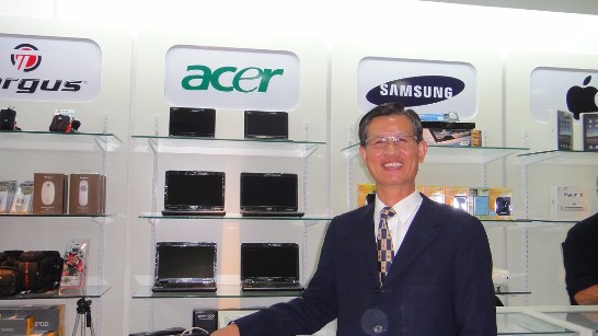 2010.10.27 商場內商店販售我國製筆電