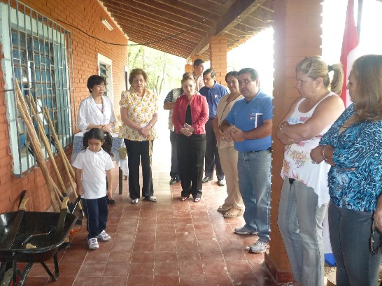 2010.10.01黃大使聯昇夫人與巴國第一夫人相偕探視巴國學童