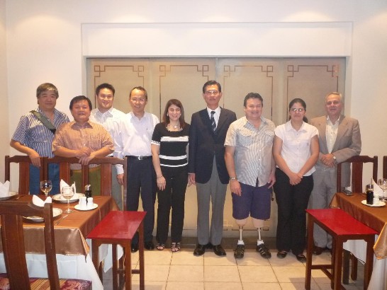 2010.10.07 黃大使與巴拉圭工商部加工出口委員會執行秘書Raquel Ramírez、巴國殘障協會主席Juan Ramón López等人合影