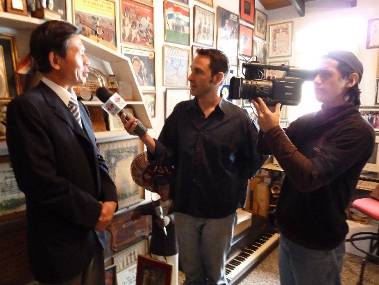 2010.11.11 黃大使接受媒體訪問。