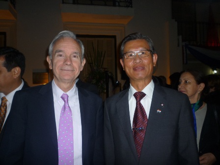 黃大使與伊比利美洲國家組織秘書長Ávaro Marchesi Ullastres合影