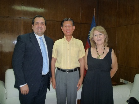 黃大使、巴拉圭慈善組織HUNETC (Asociación Hay Un Niño En Tu Camino)創辦人Ana Maria Hernández(右)及副理事長(左)合影